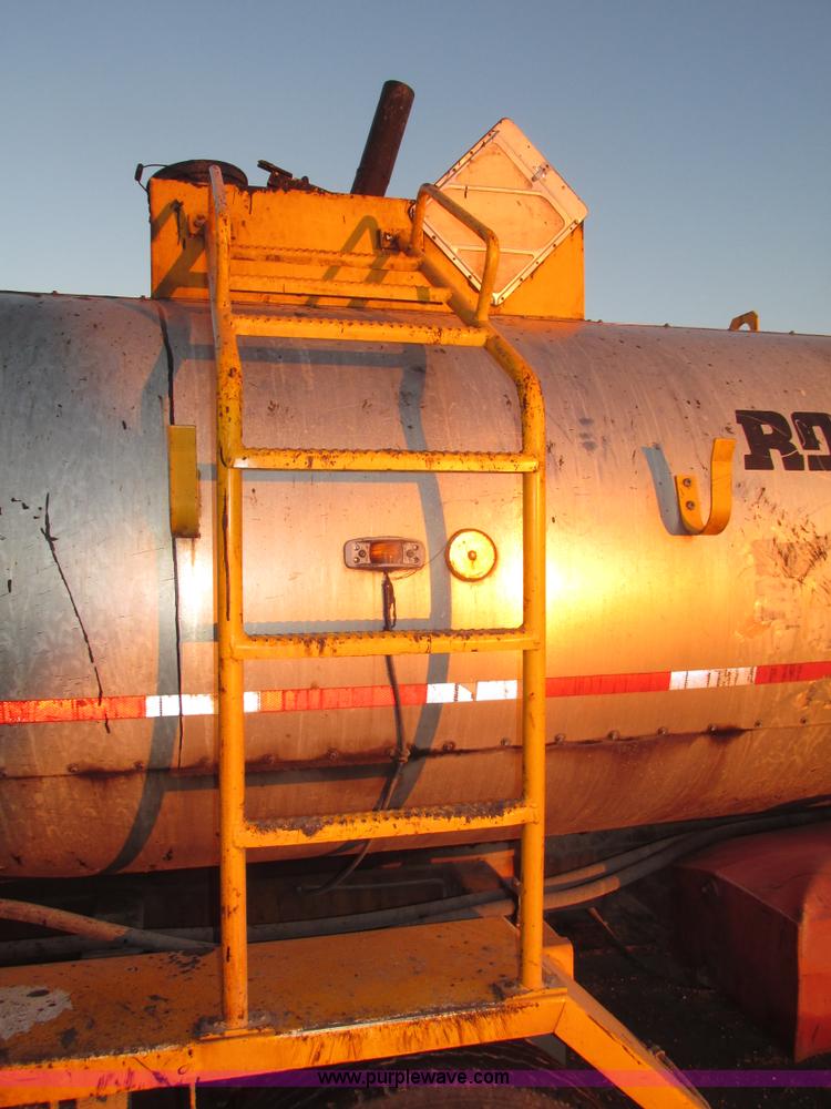 image for item G9872 2003 Rosco towable oil distributor