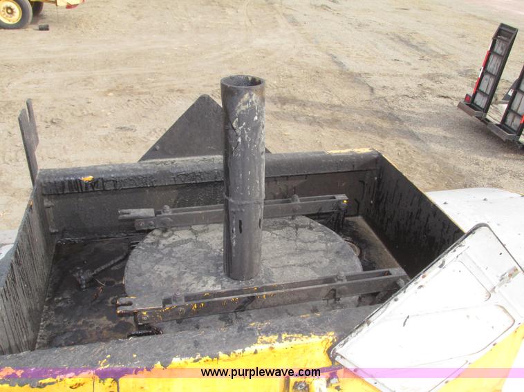 image for item G9872 2003 Rosco towable oil distributor