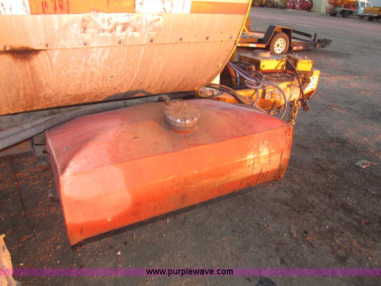 image for item G9872 2003 Rosco towable oil distributor