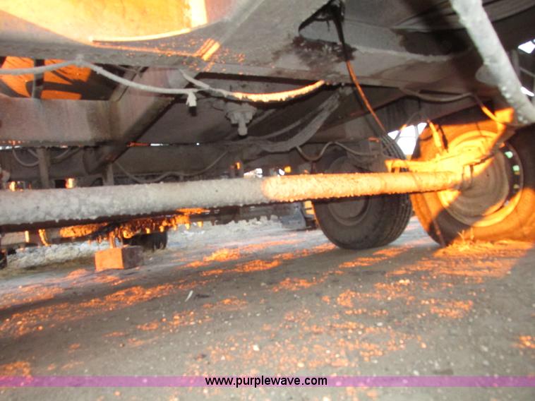 image for item G9872 2003 Rosco towable oil distributor