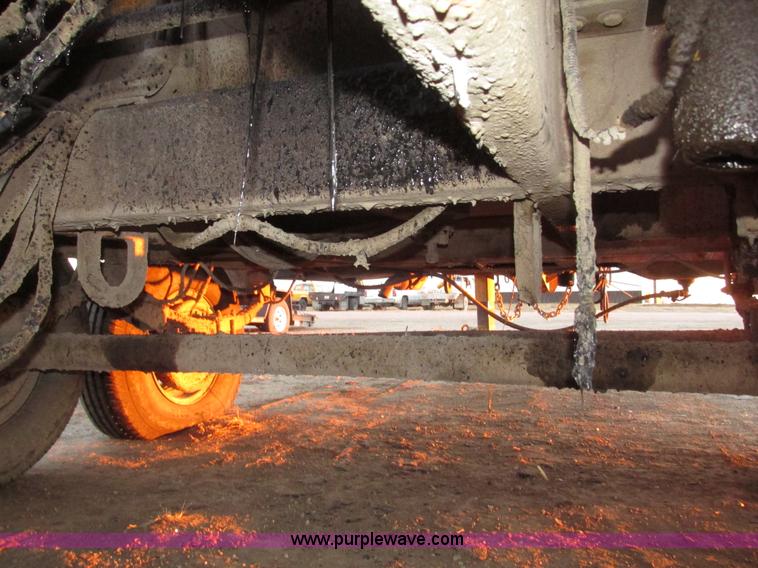 image for item G9872 2003 Rosco towable oil distributor