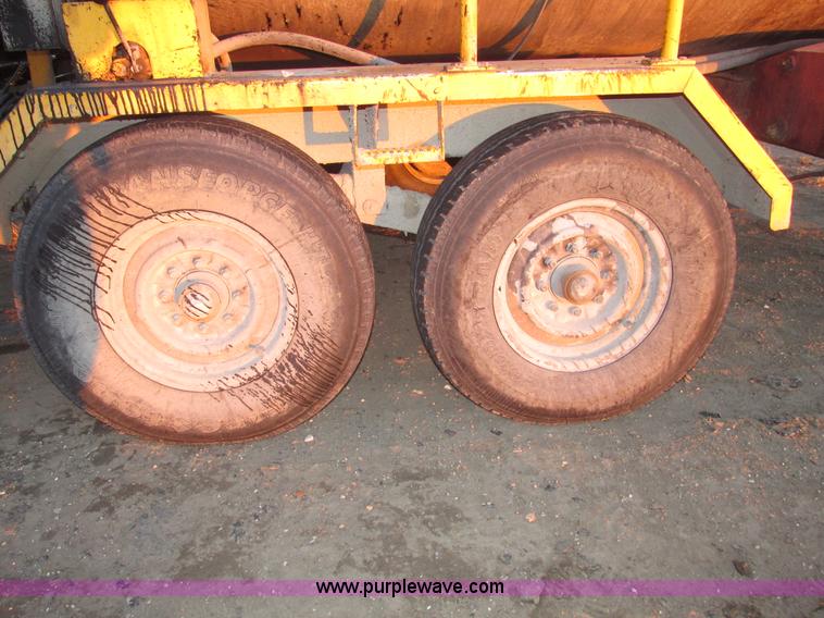 image for item G9872 2003 Rosco towable oil distributor