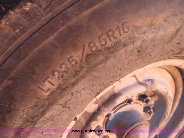 image for item G9872 2003 Rosco towable oil distributor