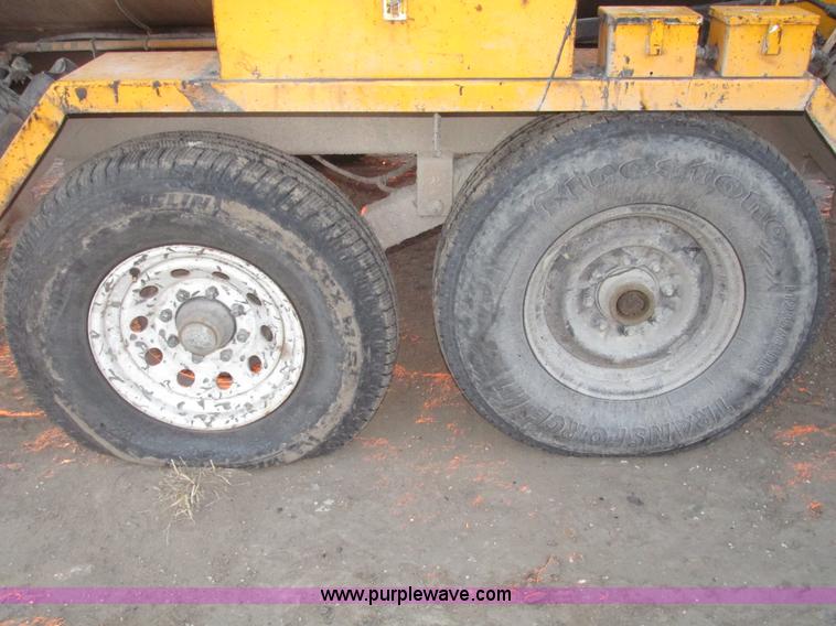 image for item G9872 2003 Rosco towable oil distributor