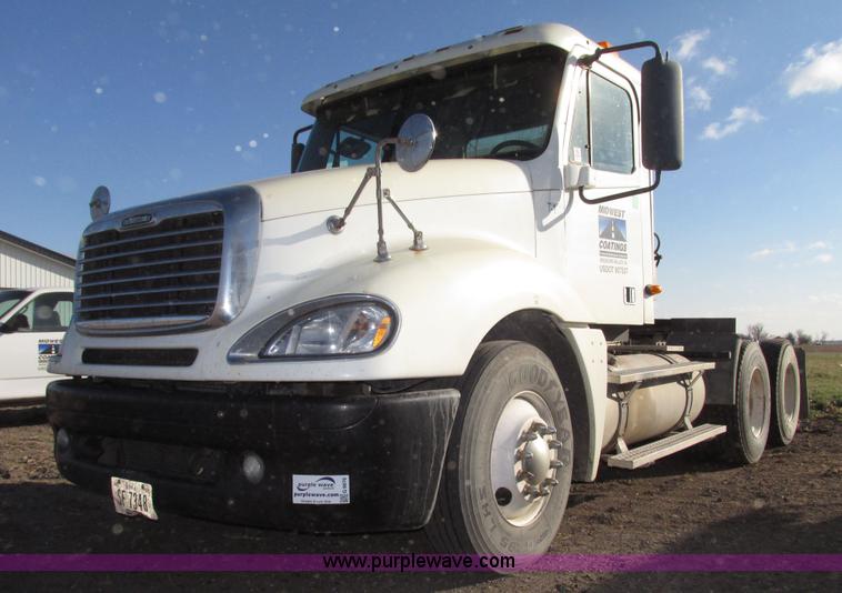image for item G9876 2004 Freightliner Columbia semi truck