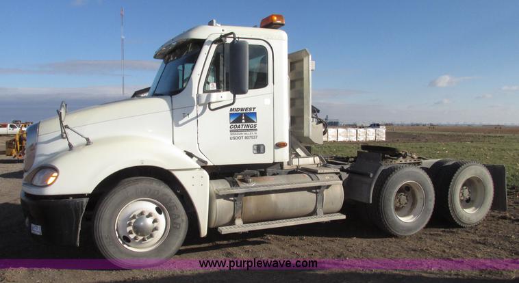 image for item G9876 2004 Freightliner Columbia semi truck