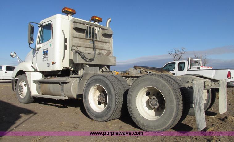 image for item G9876 2004 Freightliner Columbia semi truck