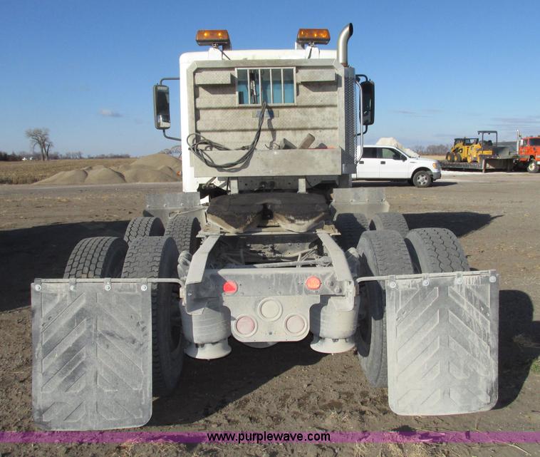 image for item G9876 2004 Freightliner Columbia semi truck