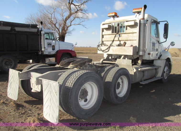 image for item G9876 2004 Freightliner Columbia semi truck