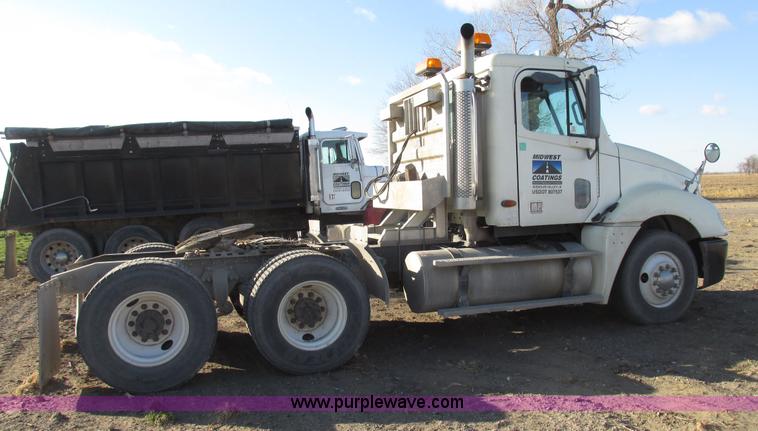 image for item G9876 2004 Freightliner Columbia semi truck