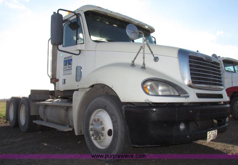 image for item G9876 2004 Freightliner Columbia semi truck