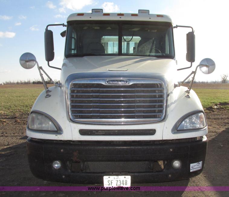 image for item G9876 2004 Freightliner Columbia semi truck