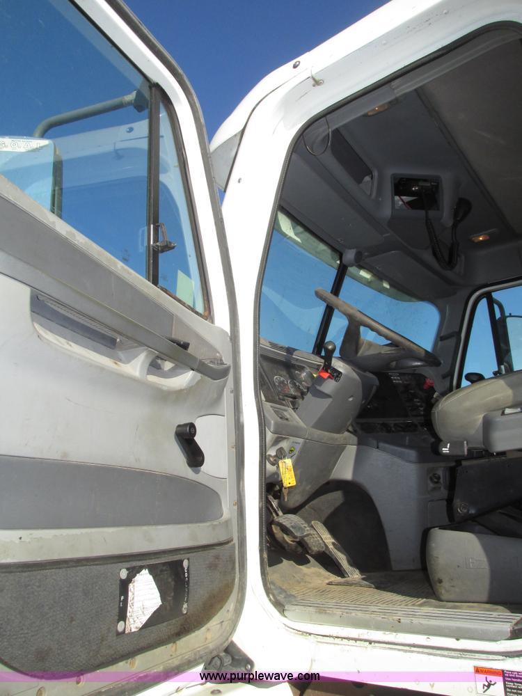 image for item G9876 2004 Freightliner Columbia semi truck