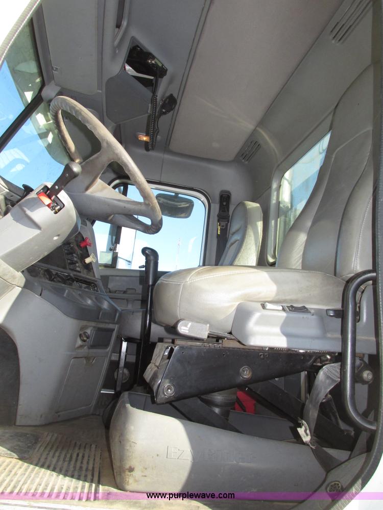 image for item G9876 2004 Freightliner Columbia semi truck