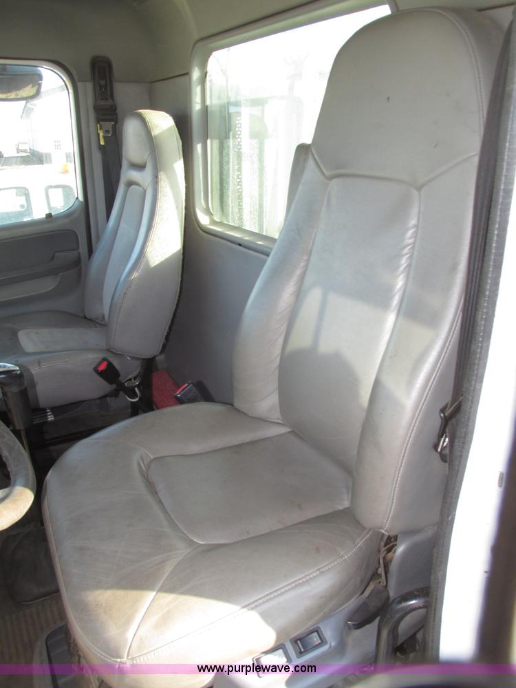 image for item G9876 2004 Freightliner Columbia semi truck