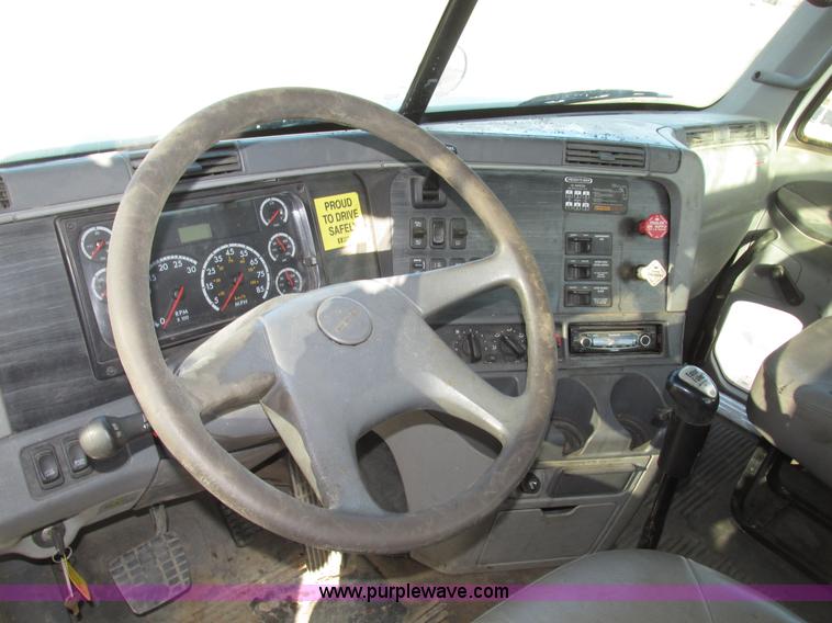 image for item G9876 2004 Freightliner Columbia semi truck