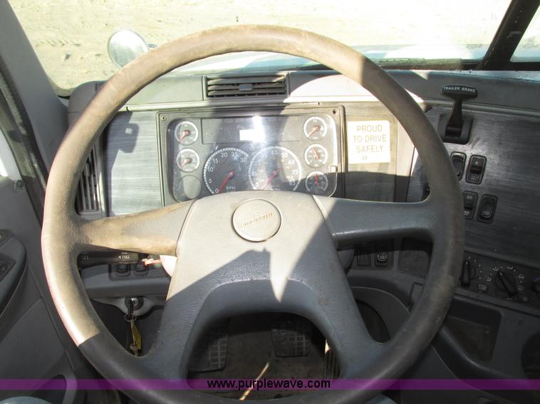 image for item G9876 2004 Freightliner Columbia semi truck