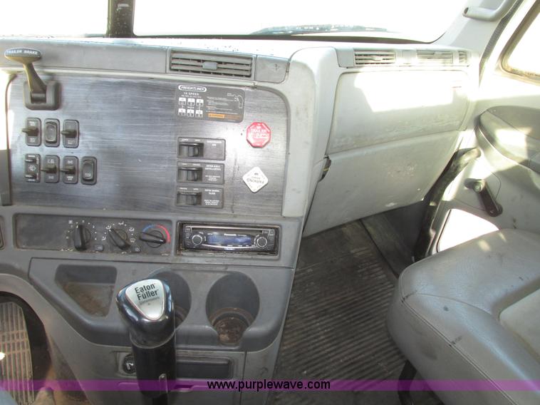 image for item G9876 2004 Freightliner Columbia semi truck