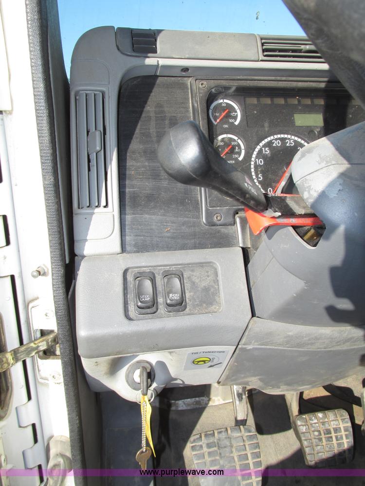 image for item G9876 2004 Freightliner Columbia semi truck