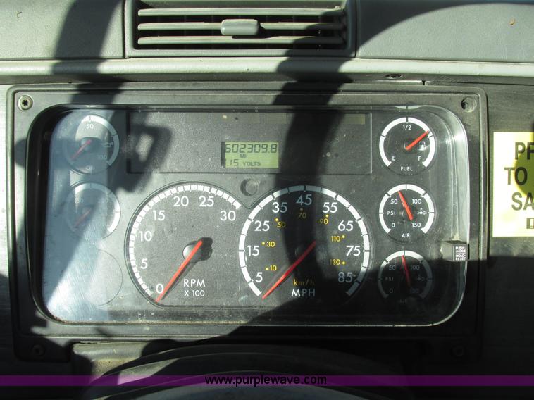 image for item G9876 2004 Freightliner Columbia semi truck