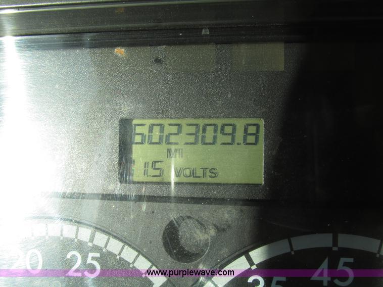 image for item G9876 2004 Freightliner Columbia semi truck