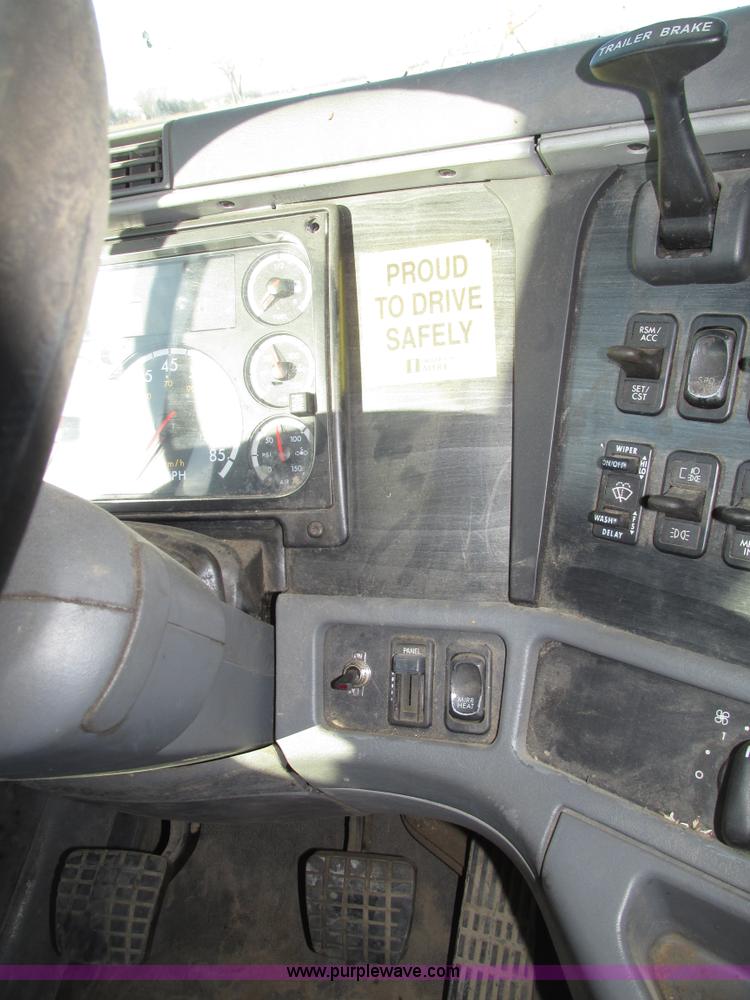 image for item G9876 2004 Freightliner Columbia semi truck