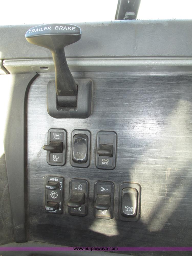 image for item G9876 2004 Freightliner Columbia semi truck