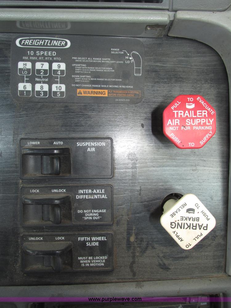 image for item G9876 2004 Freightliner Columbia semi truck