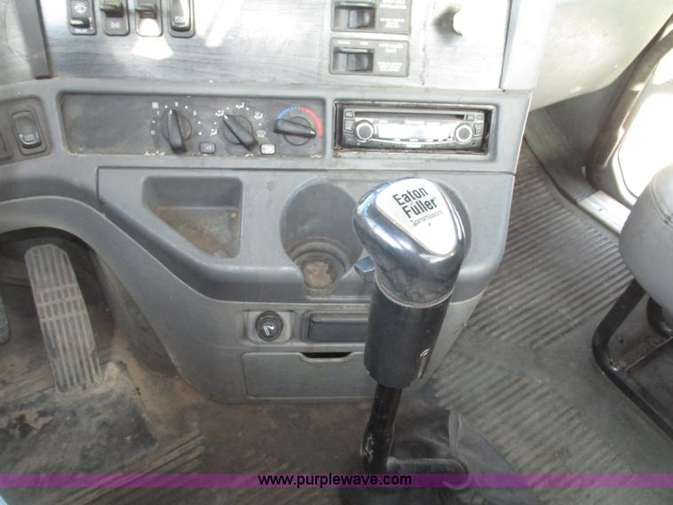 image for item G9876 2004 Freightliner Columbia semi truck