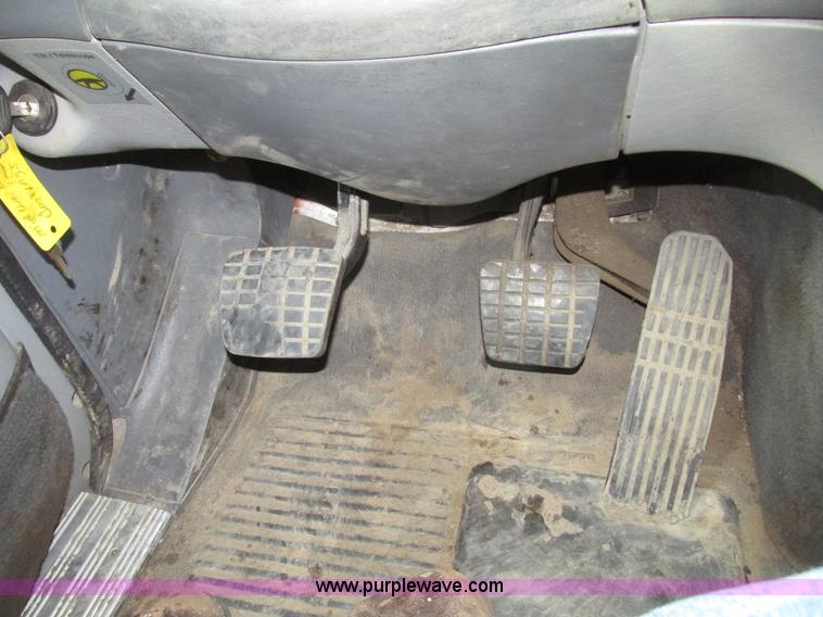 image for item G9876 2004 Freightliner Columbia semi truck