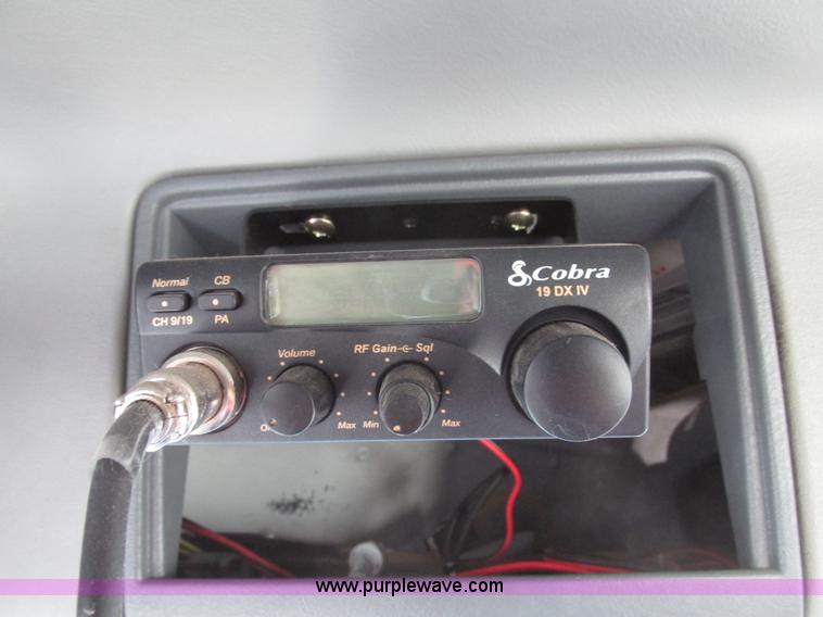 image for item G9876 2004 Freightliner Columbia semi truck