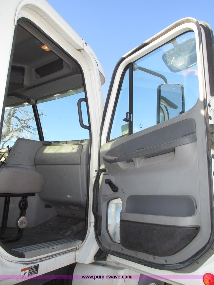 image for item G9876 2004 Freightliner Columbia semi truck