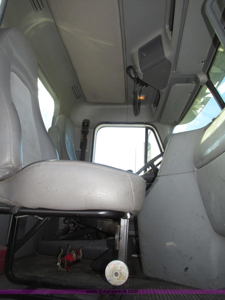 image for item G9876 2004 Freightliner Columbia semi truck