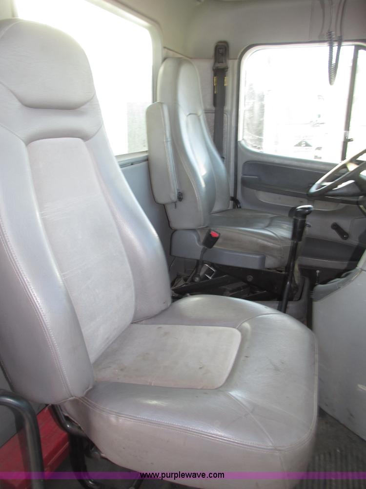 image for item G9876 2004 Freightliner Columbia semi truck