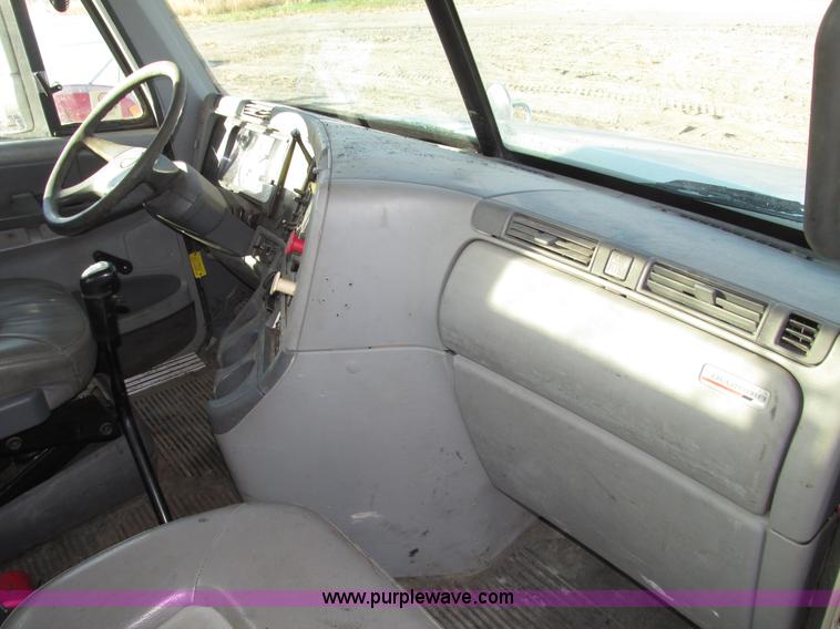 image for item G9876 2004 Freightliner Columbia semi truck