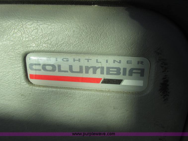 image for item G9876 2004 Freightliner Columbia semi truck