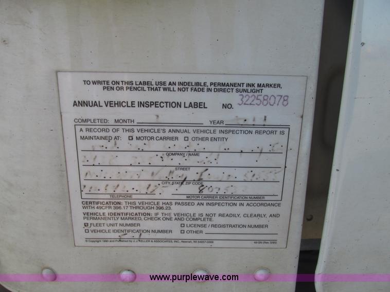 image for item G9876 2004 Freightliner Columbia semi truck