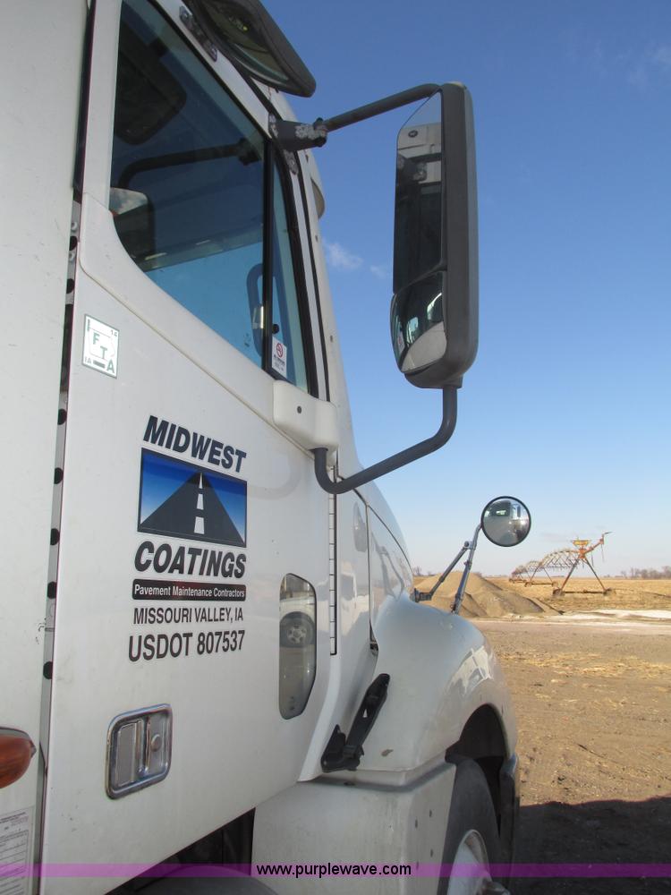 image for item G9876 2004 Freightliner Columbia semi truck