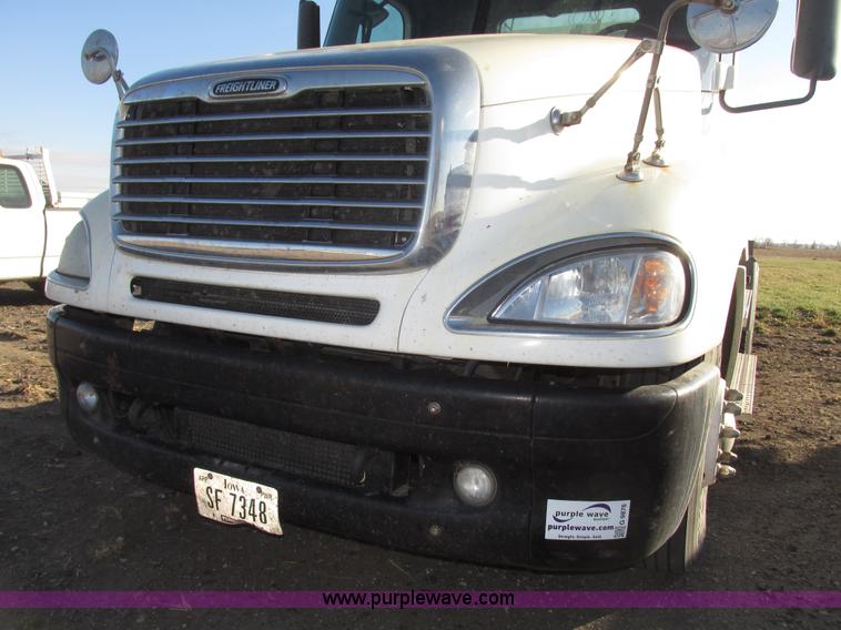 image for item G9876 2004 Freightliner Columbia semi truck