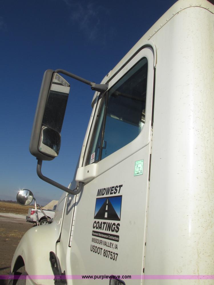 image for item G9876 2004 Freightliner Columbia semi truck