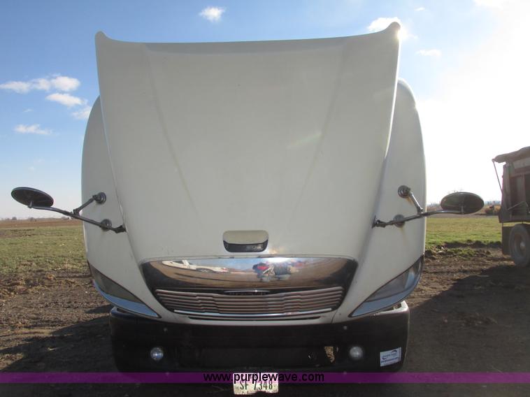 image for item G9876 2004 Freightliner Columbia semi truck