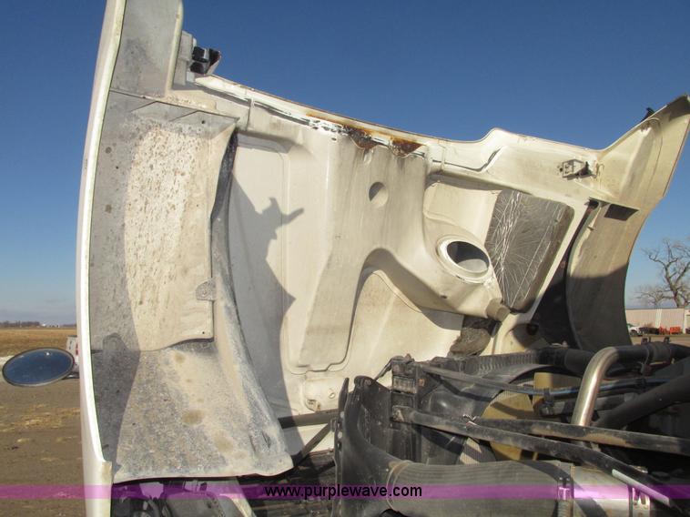 image for item G9876 2004 Freightliner Columbia semi truck