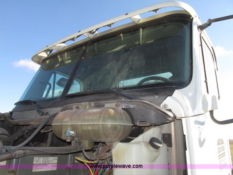 image for item G9876 2004 Freightliner Columbia semi truck