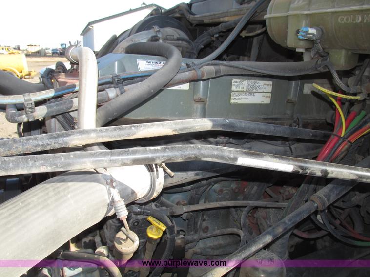 image for item G9876 2004 Freightliner Columbia semi truck