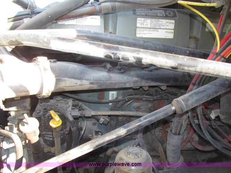 image for item G9876 2004 Freightliner Columbia semi truck