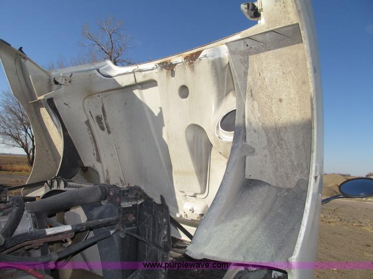 image for item G9876 2004 Freightliner Columbia semi truck