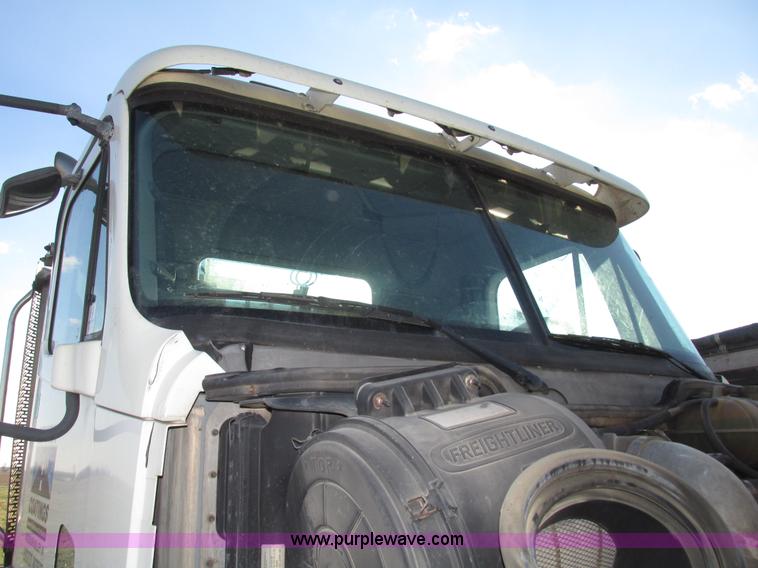 image for item G9876 2004 Freightliner Columbia semi truck