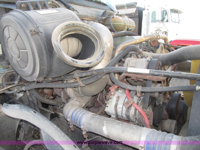 image for item G9876 2004 Freightliner Columbia semi truck