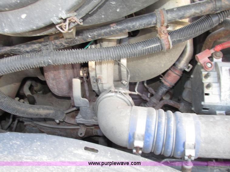 image for item G9876 2004 Freightliner Columbia semi truck