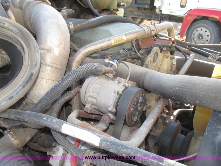 image for item G9876 2004 Freightliner Columbia semi truck